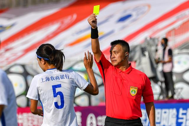邓弗里斯谈球队表现及争议判罚
